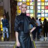 A apresentadora Ana Hickmann assistiu ao desfile da estilista Glória Coelho com blusa da grife, saia de couro Loft 747 e bolsa Hermès