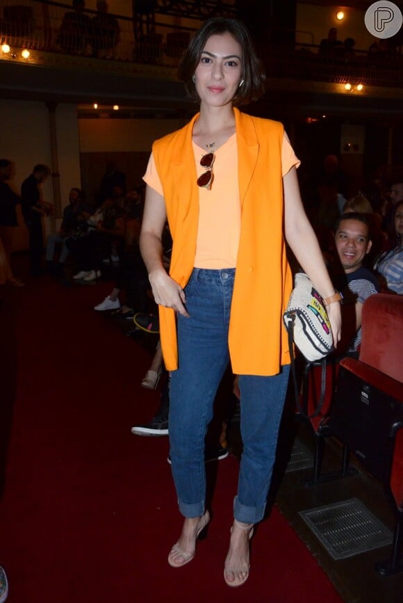 A atriz Isabel Wilker usa blusa A.Brand e calça Yes I am Jeans no SPFW