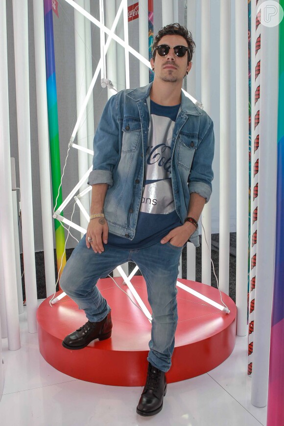 Di Ferrero, vocalista do grupo NXZero, circula pelo SPFW com look Coca-Cola Jeans