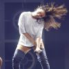 Anitta exibiu um camisetão que seria tirado por seus dançarinos durante o Prêmio Multishow de Música