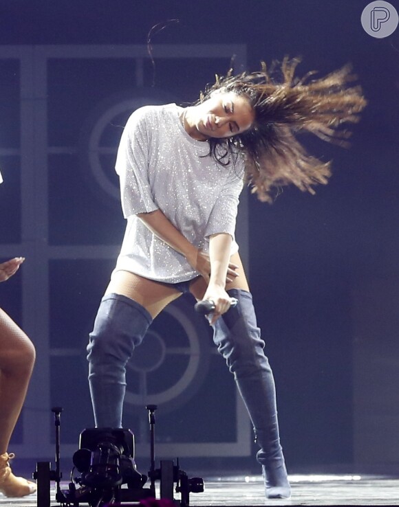 Anitta exibiu um camisetão que seria tirado por seus dançarinos durante o Prêmio Multishow de Música