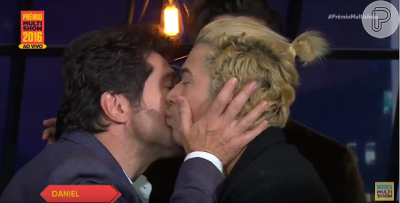 O cantor Daniel foi desafiado a beijar o youtuber Whindersson Nunes, o mais seguido do Brasil. Esperto, ele deu um beijo na bochecha do jovem