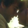 Tiago (Humberto Carrão) e Isabela (Alice Wegman) são filmados se beijando pelo capanga de Tião (José Mayer), na novela 'A Lei do Amor'