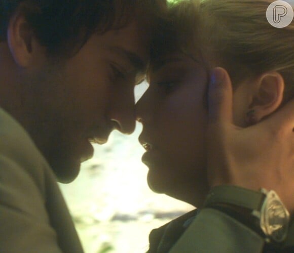 Tiago (Humberto Carrão) e Isabela (Alice Wegman) são filmados se beijando pelo capanga de Tião (José Mayer), na novela 'A Lei do Amor'