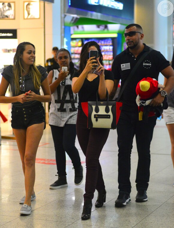 Anitta tira foto de paparazzo antes de entrar na área de embarque