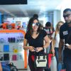 Anitta posa rodeada de fãs e filma paparazzo ao embarcar no Rio nesta quarta-feira, dia 26 de outubro de 2016