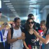 Anitta posa rodeada de fãs e filma paparazzo ao embarcar no Rio nesta quarta-feira, dia 26 de outubro de 2016