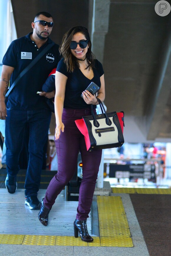 Anitta usou um look grifado para embarcar no aeroporto Santos Dummont