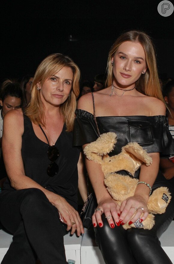 Fiorella Mattheis esteve no São Paulo Fashion Week com a mãe, Sandra, nesta quarta-feira, 26 de outubro de 2016