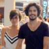Gabriel Leone e a namorada, Carla Salle, andaram de mãos dadas em shopping da Zona Sul na noite desta quinta-feira, 26 de outubro de 2016