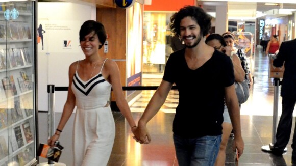Gabriel Leone e namorada, Carla Salle, passeiam de mãos dadas em shopping. Fotos