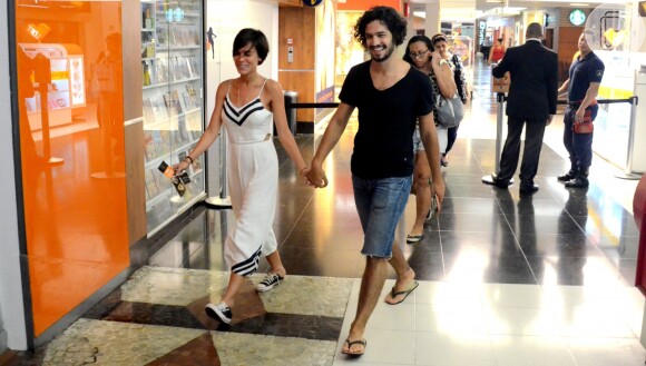 Gabriel Leone e a namorada, Carla Salle, escolheram looks casuais para passearem no Shopping da Gávea, Zona Sul do Rio de Janeiro