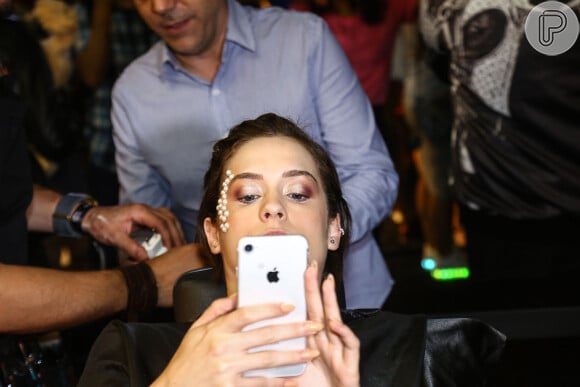 Sophia Abrahão não desgrudou do celular no backstage do São Paulo Fashion Week