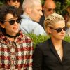 Kristen Stewart e a namorada, Annie Clark, optaram pela discrição ao prestigiarem o 'CFDA/Vogue Fashion Fund Show'
