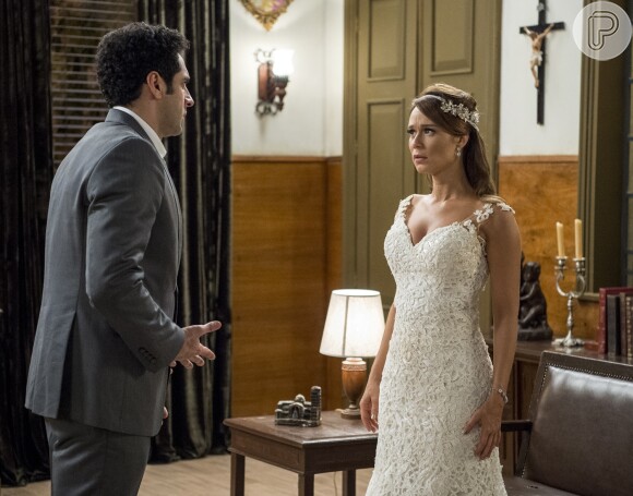 Tancinha (Mariana Ximenes) diz que vai se casar com Beto (João Baldasserini), mas só vai manter o compromisso por três meses, na novela 'Haja Coração'
