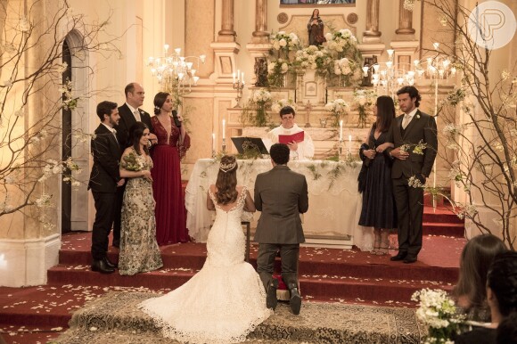 Tancinha (Mariana Ximenes) e Beto (João Baldasserini) se casam, mas o clima no fim da cerimônia é mais de velório que de casamento, na novela 'Haja Coração'