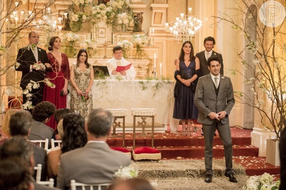 Nervoso e culpado, Beto (João Baldasserini) aguarda Tancinha (Mariana Ximenes) no altar, na novela 'Haja Coração'
