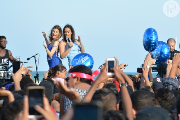 Anitta dança com a youtuber Nah Cardoso durante show em Recife