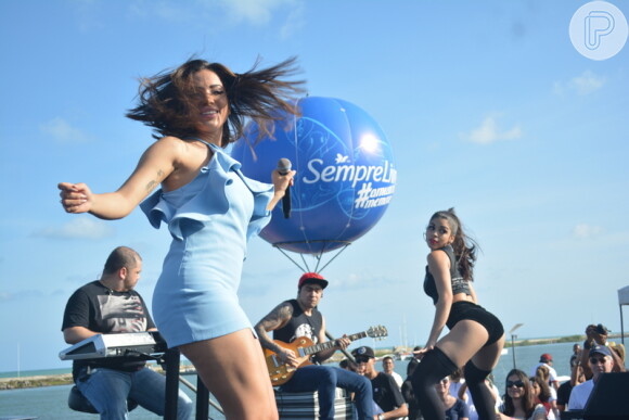 Anitta se diverte ao dançar durante show no Recife nesta quinta-feira (27)