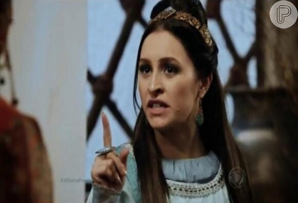 Melina (Carla Diaz) diz a Najara (Cássia Sanches) que vai fugir do reino de Ai. Em seguida, a jovem troca de lugar com a criada, na novela 'A Terra Prometida'