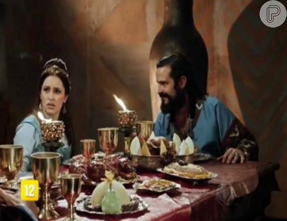 Melina (Carla Diaz) aceitou, a contragosto, se casar com Yussuf (Iran Malfitano), na novela 'A Terra Prometida'