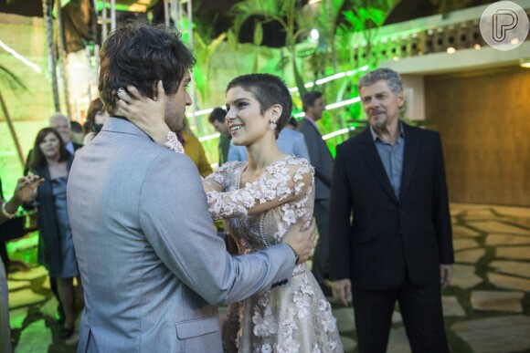 Tiago só noivou com a moça após ceder à pressão feita por Tião (José Mayer)