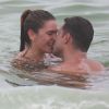 Cauã Reymond e a namorada, Mariana Goldfarb, foram fotografados trocando beijos em uma praia do Rio