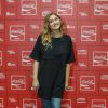 Sasha Meneghel apostou em um macacão over-sized nos bastidores do desfile da Coca-Cola Jeans