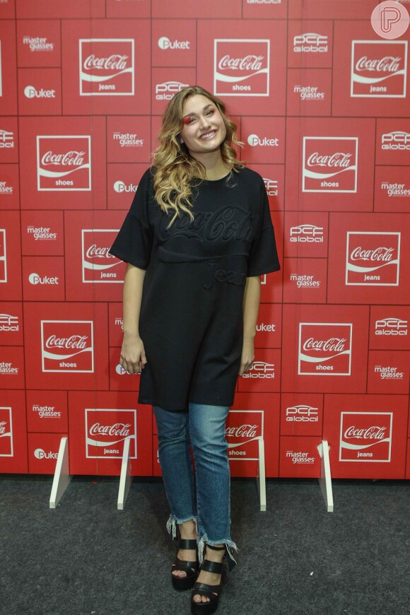 Sasha Meneghel apostou em um macacão over-sized nos bastidores do desfile da Coca-Cola Jeans