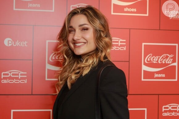 Sasha Meneghel marcou presença na festa da Coca-Cola Jeans após desfilar no São Paulo Fashion Week