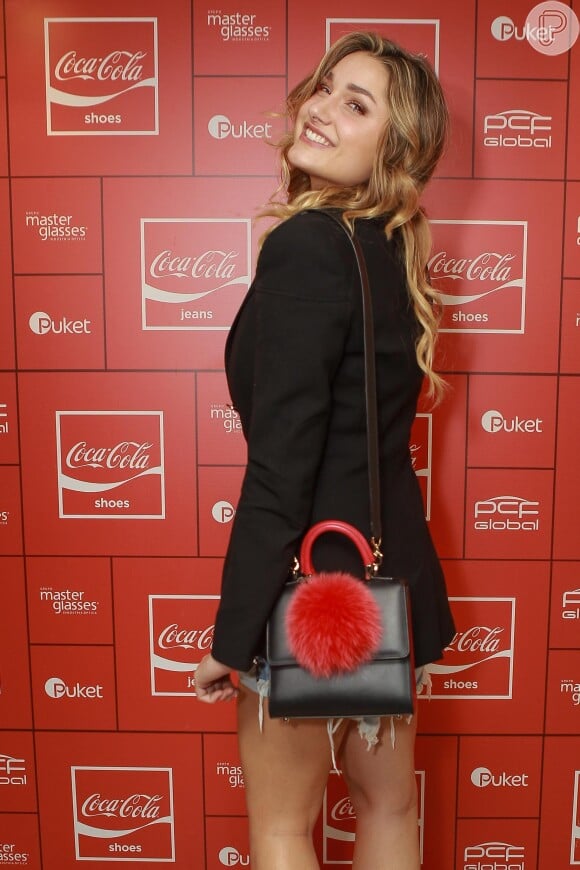 Sasha Meneghel usou um terno preto e uma bolsa estilosa para curtir a festa da Coca-Cola Jeans, no PanAm Club, em São Paulo