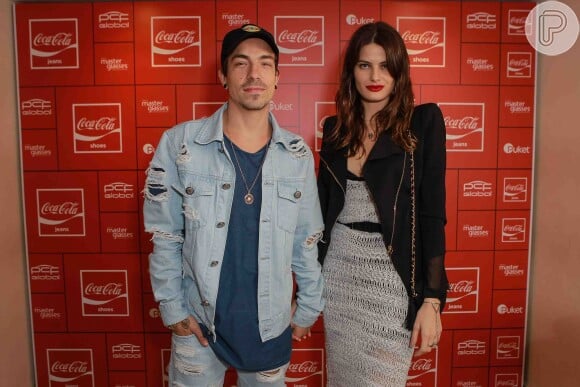 O casal Isabeli Fontana e Di Ferrero esteve na festa da Coca-Cola Jeans no PanAm Club, em São Paulo