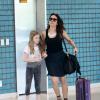 Alessandra Negrini chega apressada ao aeroporto com a filha, Bettina