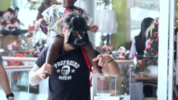Bruno Gagliasso usa máscara de Darth Vader durante passeio com a filha, Títi