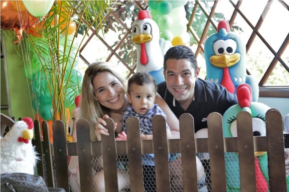 José Marcus posou com os pais, Wanessa e Marcus Buaiz, na festa de Helena, filha de Rodrigo Faro