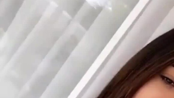 Anitta curte folga em casa e brinca com cachorro em vídeo: 'Deixa minha comida'