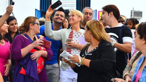 Eleições 2016: Xuxa atrai fãs e causa alvoroço em zona eleitoral do Rio
