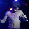 Rafael Vitti cantou e sensualizou, sem camisa, em apresentação durante a festa de lançamento da novela 'Rock Story', realizada nesta segunda-feira, 31 de outubro de 2016