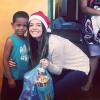 Giovanna Lancellotti entrega presentes para menino de família carente e publica foto no Instagram, em 24 de dezembro de 2013