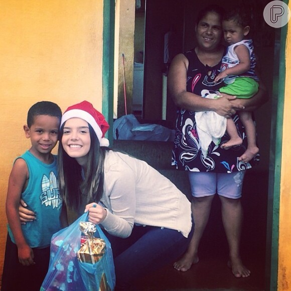 Giovanna Lancellotti entrega presentes para menino de família carente e publica foto no Instagram, em 24 de dezembro de 2013