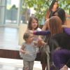 Marina Ruy Barbosa brinca com criança durante passeio no shopping