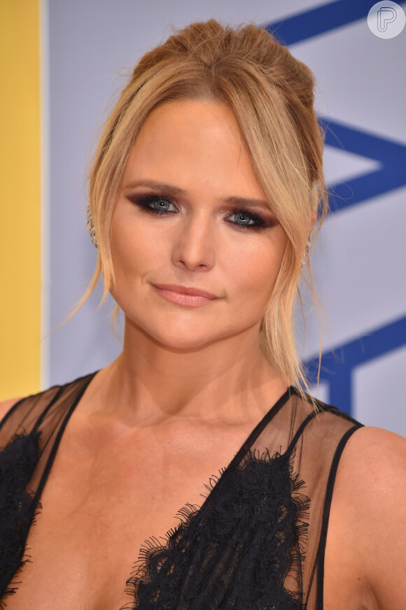 Veja fotos dos looks das famosas no Country Music Awards, premiação de música country, que aconteceu nesta quarta-feira, 2 de novembro de 2016, em Nashville, nos Estados Unidos