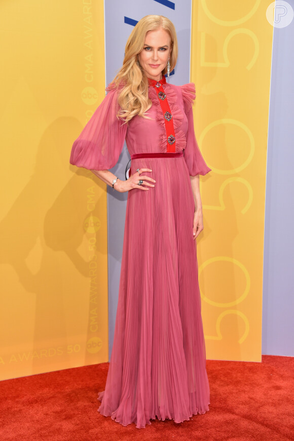 Nicole Kidman desfilou pelo tapete vermelho com um longo plissado da Gucci