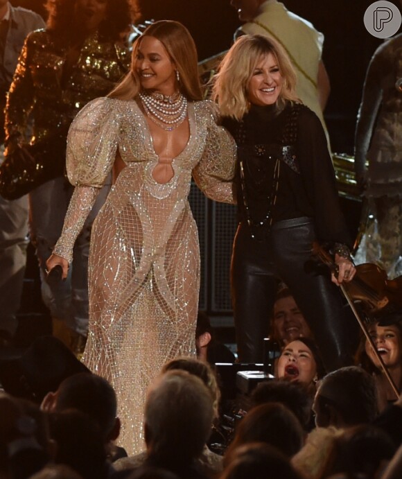 Beyoncé foi uma das principais atrações da noite. Ao lado do trio Dixie Chicks, ela cantou a música 'Daddy lessons', hit do álbum 'Lemonade'