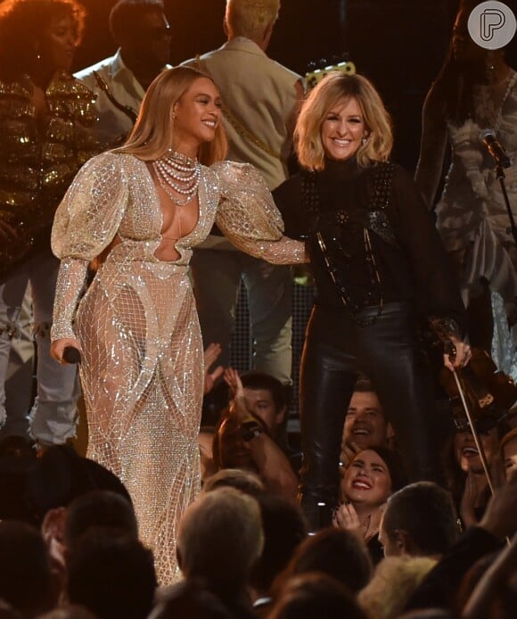 Beyoncé abriu mão da lingerie e abusou da transparência no look da marca J'Aton Couture