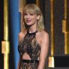 Taylor Swift usou um longo com superfenda central da marca Julien Macdonald da coleção verão 2017
