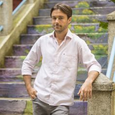 Kayky Brito está filmando o longa "Ela é o Cara". A atriz Vanessa Gerbelli também está no elenco