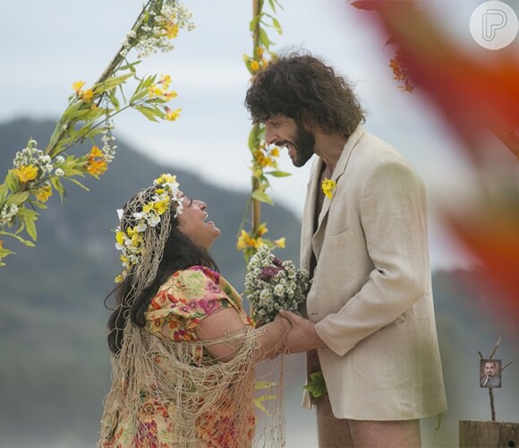 Na novela 'Haja Coração', Tarzan (Guilherme Chelucci) já havia se casado com Teodora (Grace Gianoukas) em uma ilha deserta
