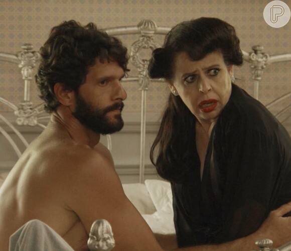 Na novela 'Haja Coração', Teodora (Grace Gianoukas) flagrou Tarzan (Guilherme Chelucci) e Safira (Cristina Pereira) na cama