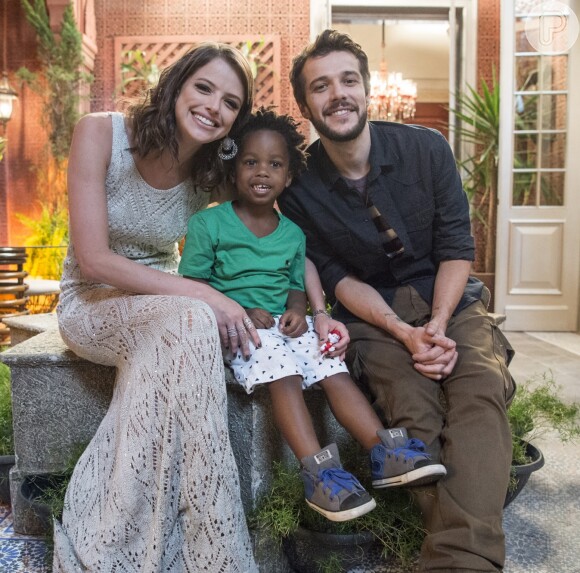 Juntos, Giovanni (Jayme Matarazzo) e Camila (Agatha Moreira) decidem adotar menino na reta final da novela 'Haja Coração'